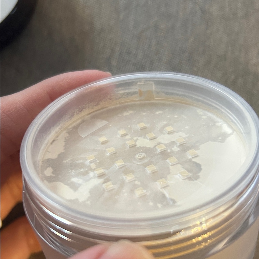 Laura Mercier Translucent Loose Setting Powder - Picture 8 of 9